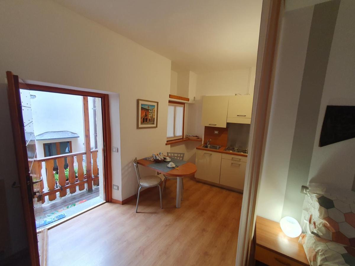 Appartamenti Vacanze E Camere Roccetta Fiorita Pettenasco Phòng bức ảnh
