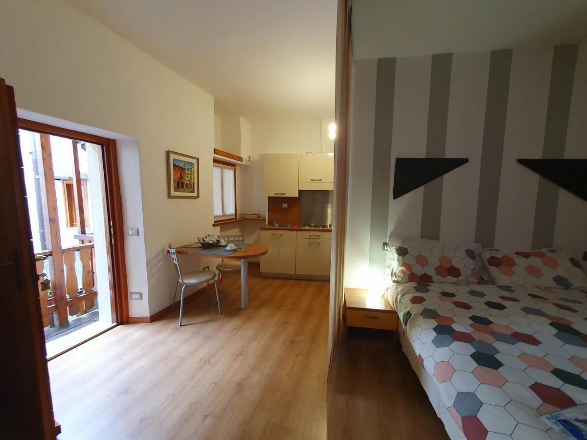 Appartamenti Vacanze E Camere Roccetta Fiorita Pettenasco Phòng bức ảnh
