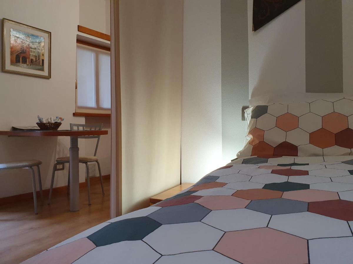 Appartamenti Vacanze E Camere Roccetta Fiorita Pettenasco Phòng bức ảnh