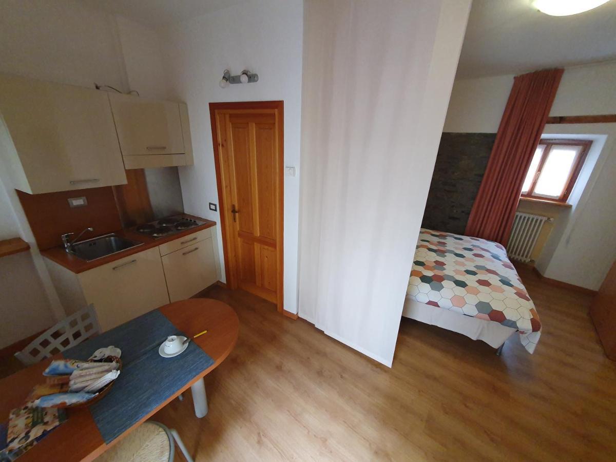 Appartamenti Vacanze E Camere Roccetta Fiorita Pettenasco Phòng bức ảnh
