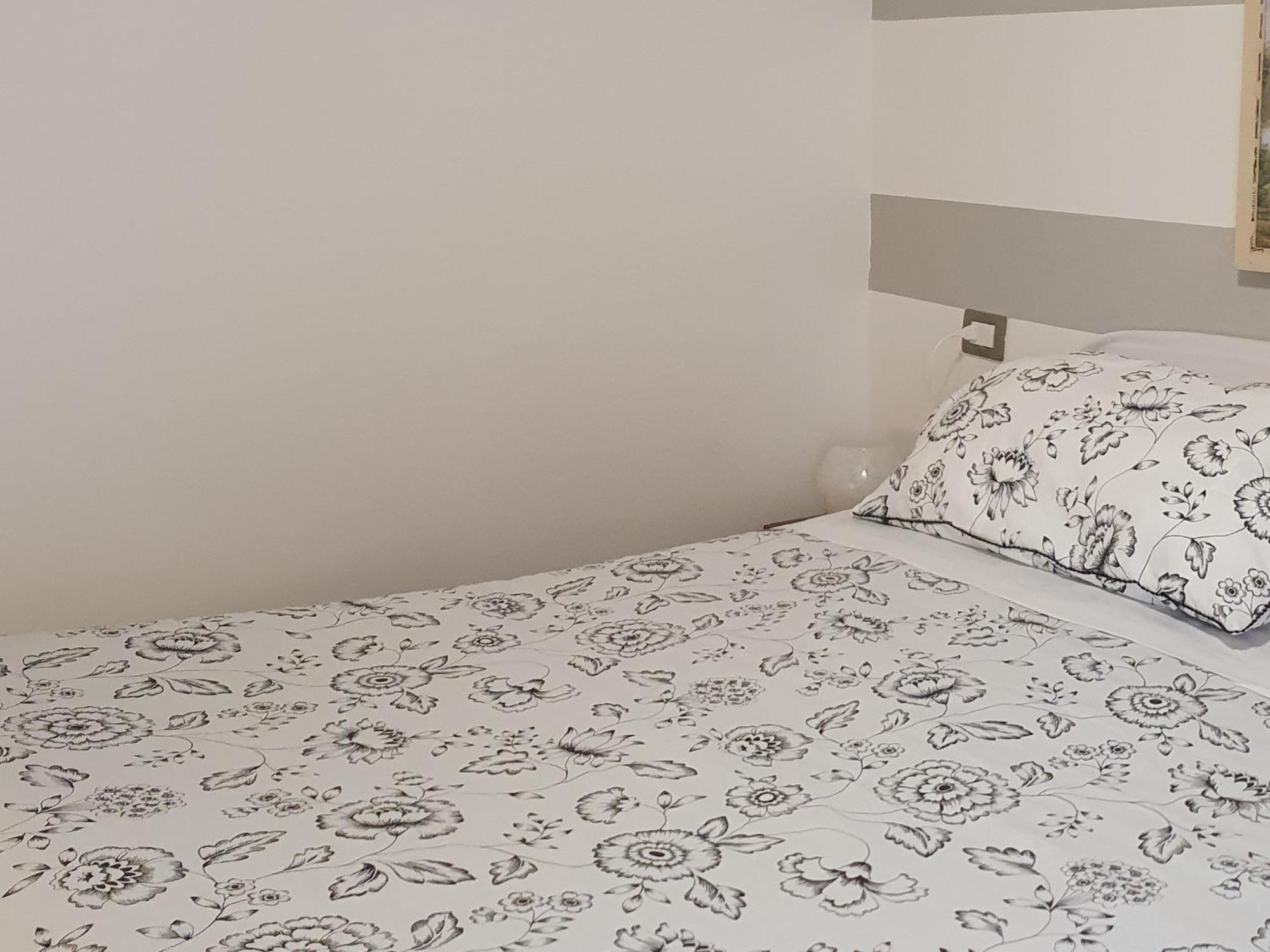 Appartamenti Vacanze E Camere Roccetta Fiorita Pettenasco Phòng bức ảnh